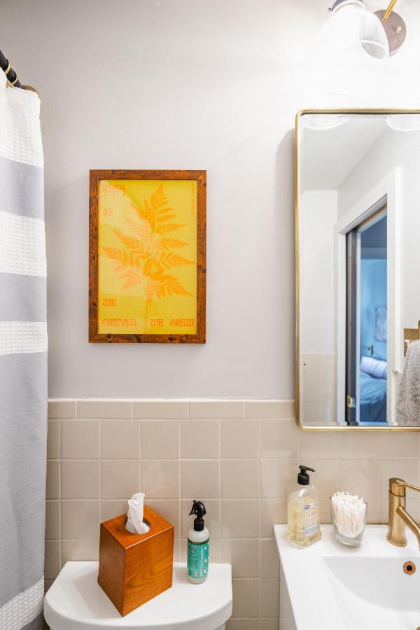 Bedroom In Thoughtfully Decorated East Passyunk Home Philadelphia Exterior foto